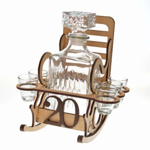 Fából készült szék üveggel a 20. születésnapra