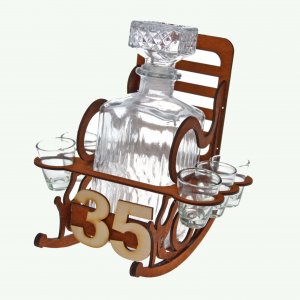 Fából készült szék üveggel 35. születésnapra