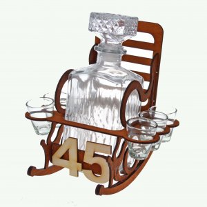 Fából készült szék üveggel 45. születésnapra