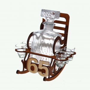 Fából készült szék üveggel 65. születésnapra