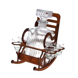 Fából készült szék üveggel