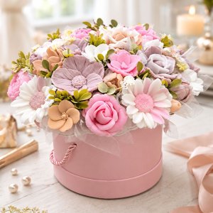 Szappanvirág csokor ajándékdobozban – kb. 25 × 23 cm