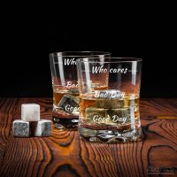 Froster whisky szerelmeseinek készlet hűvös kockákkal és felirattal a poharakon
