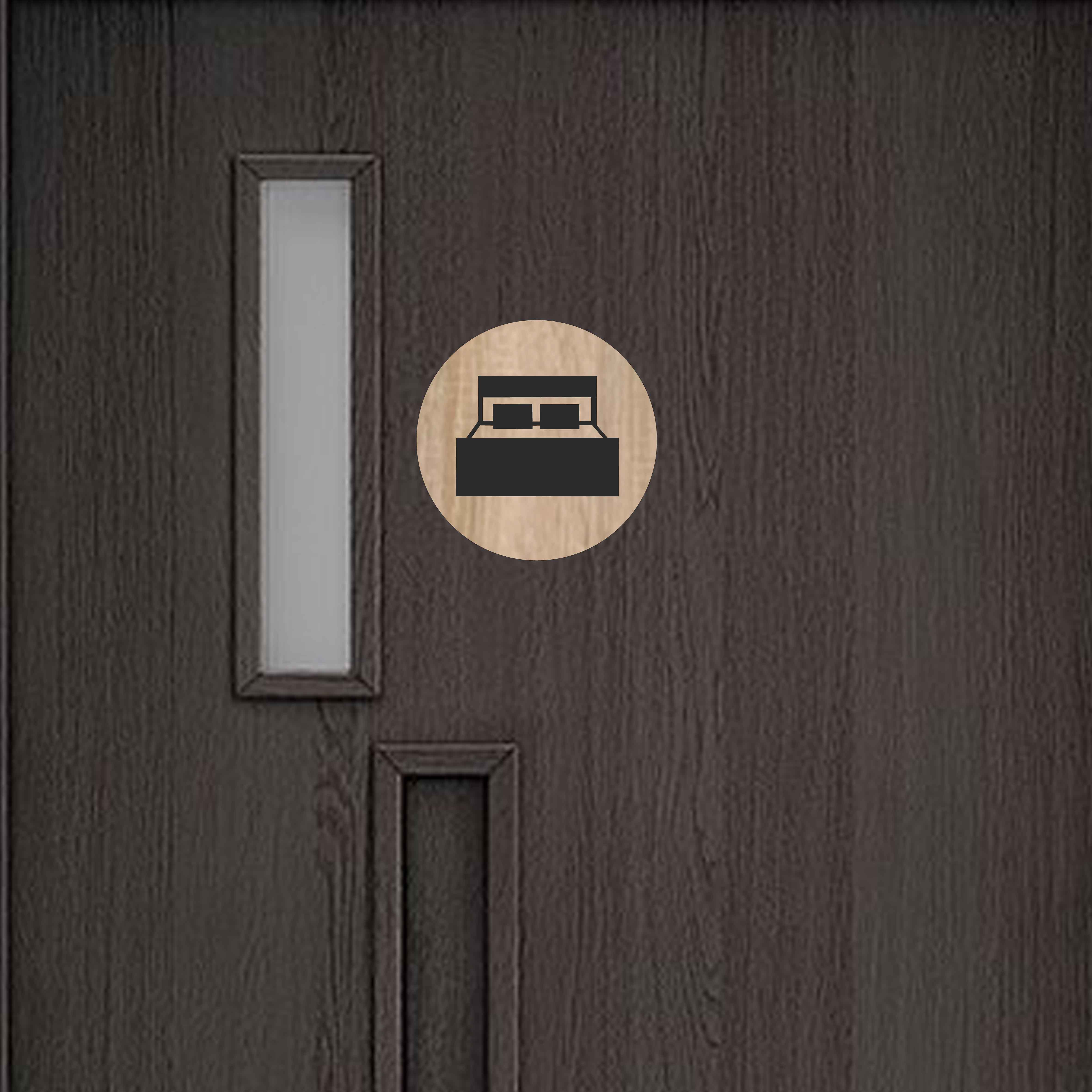 Asztal az ajtón - Hálószoba